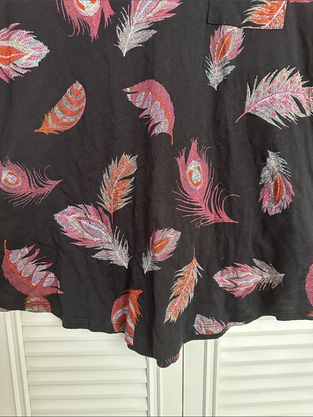 Torrid Black Feather Print V Neck Tee Size 1X - Picture 3 of 5